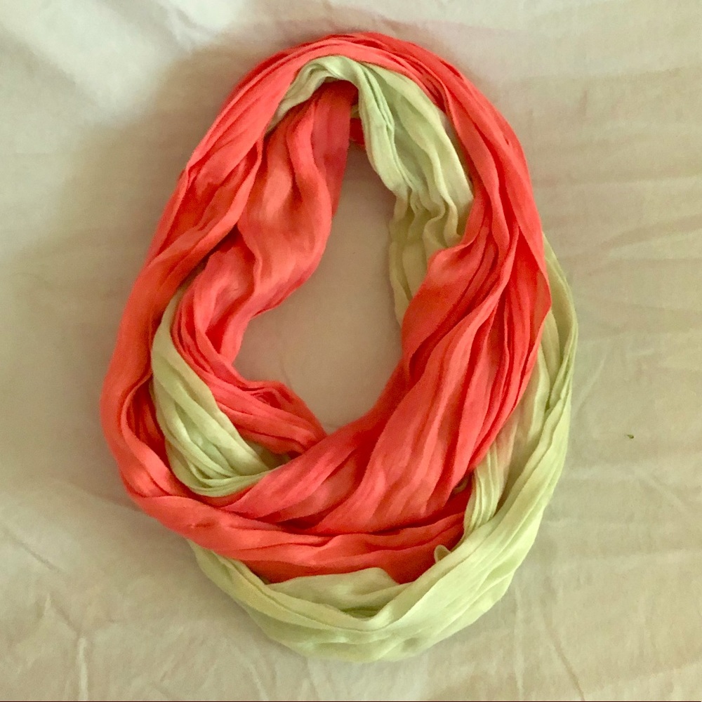 Dual-color interlocking infinity scarf